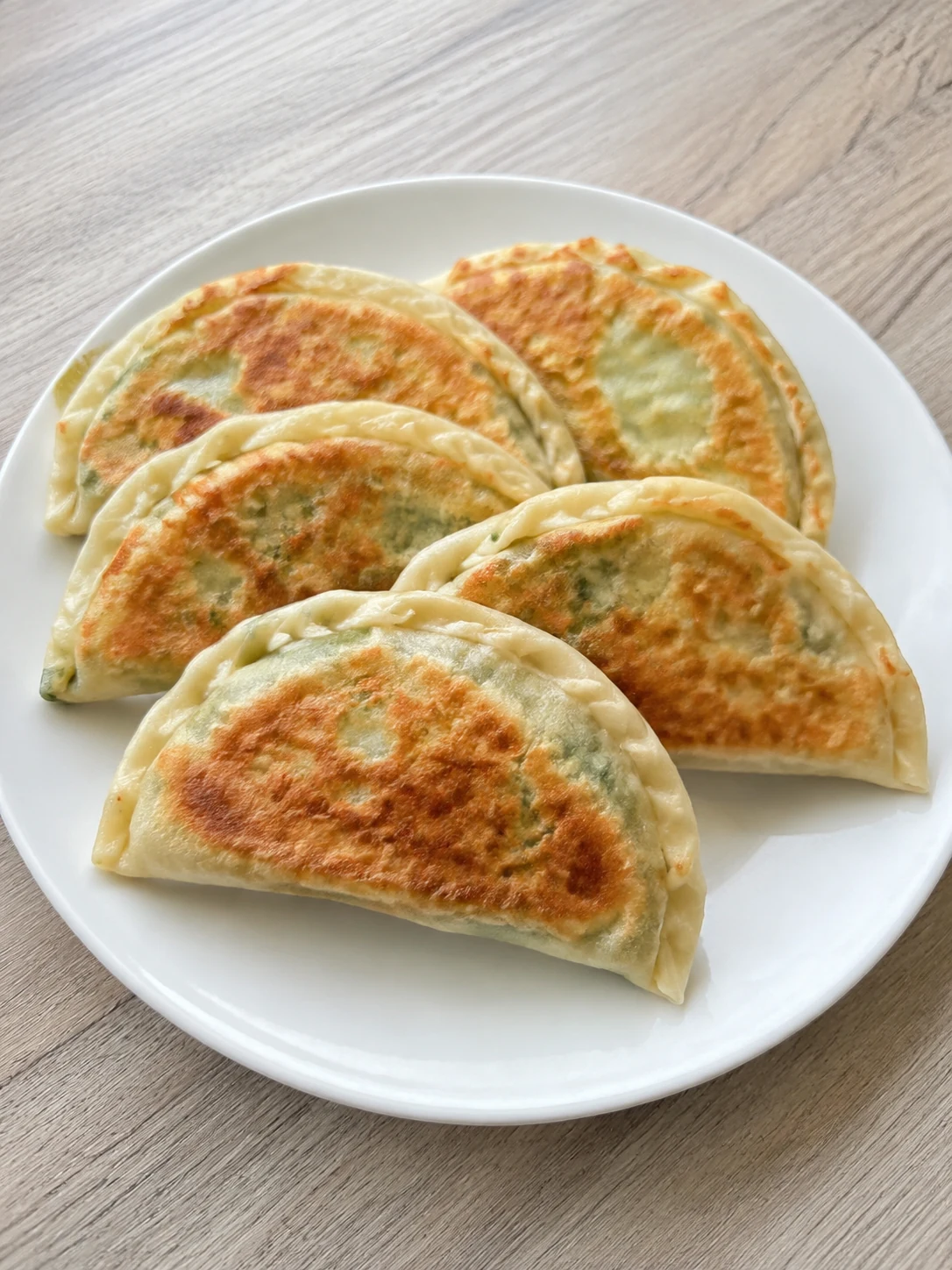 韭菜盒子成品，薄脆金黄外皮包裹韭菜鸡蛋虾仁馅