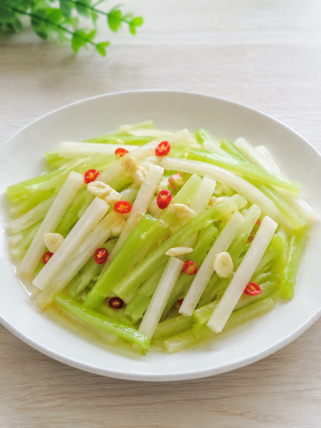 凉拌莴笋条与白萝卜条，拌有蒜香和小米辣